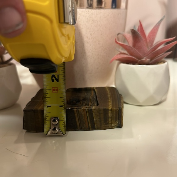 Tigers Eye Slab With Wolf Carving - Picture 4 of 8